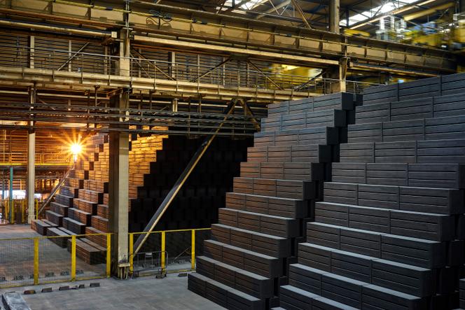 A la fonderie d’aluminium primaire d’Aluminium Dunkerque, à Loon-Plage (Nord), le 11 mars 2024.