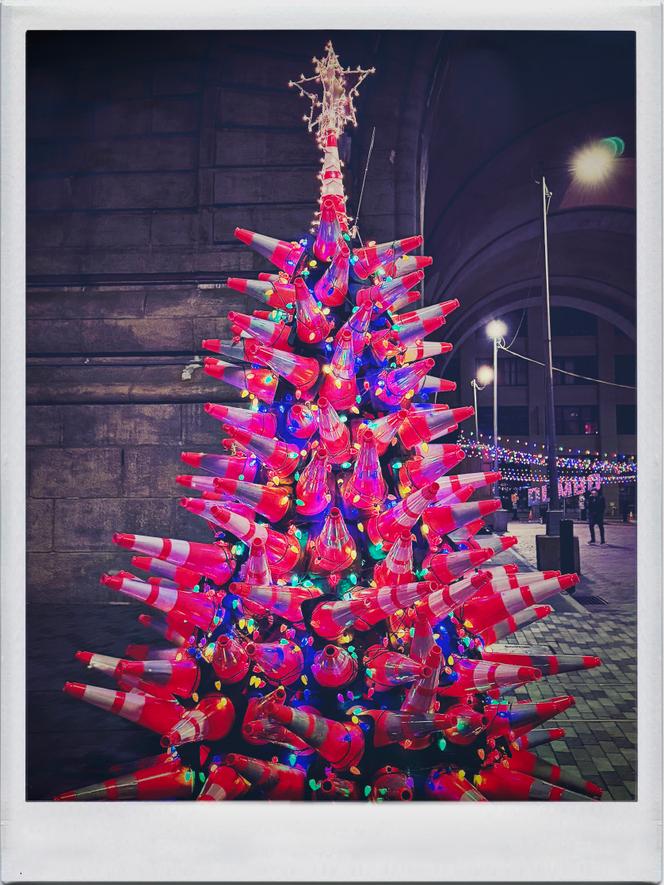 Le sapin de Casey Opstad, décoré de 162 cônes de chantier, à Dumbo (Brooklyn, New York), début décembre&nbsp;2025.