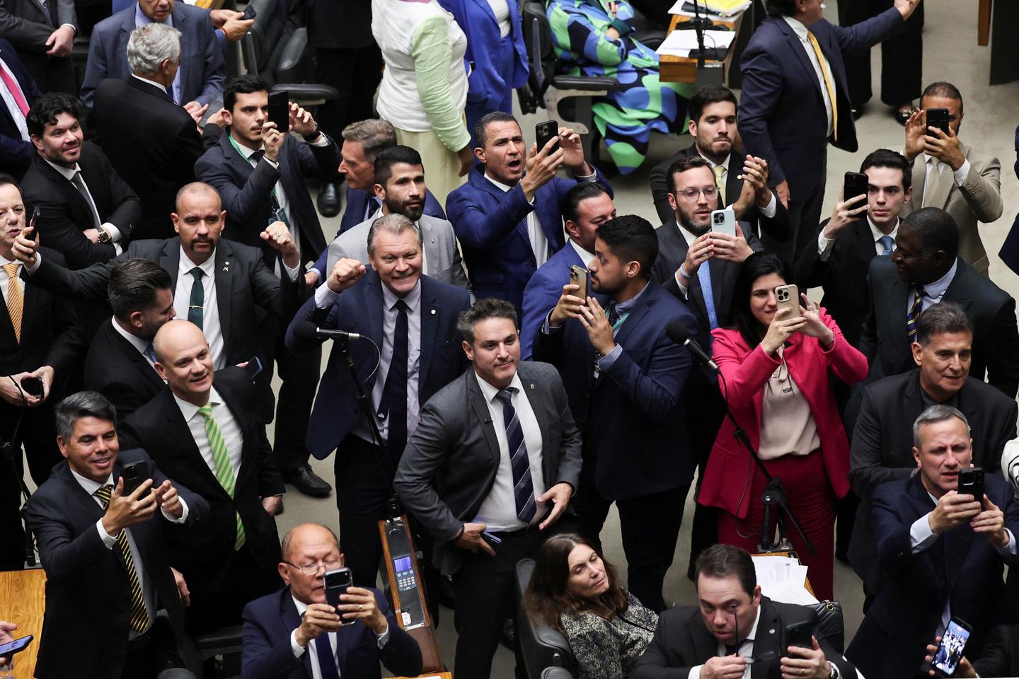 Au Brésil,  le Congrès vote la réduction de peine de Jair Bolsonaro