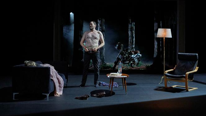 Delphine Baril et Gaëtan Peau dans « I Will Survive », mis en scène par Jean-Christophe Meurisse, de la compagnie Les Chiens de Navarre, en juin 2025.