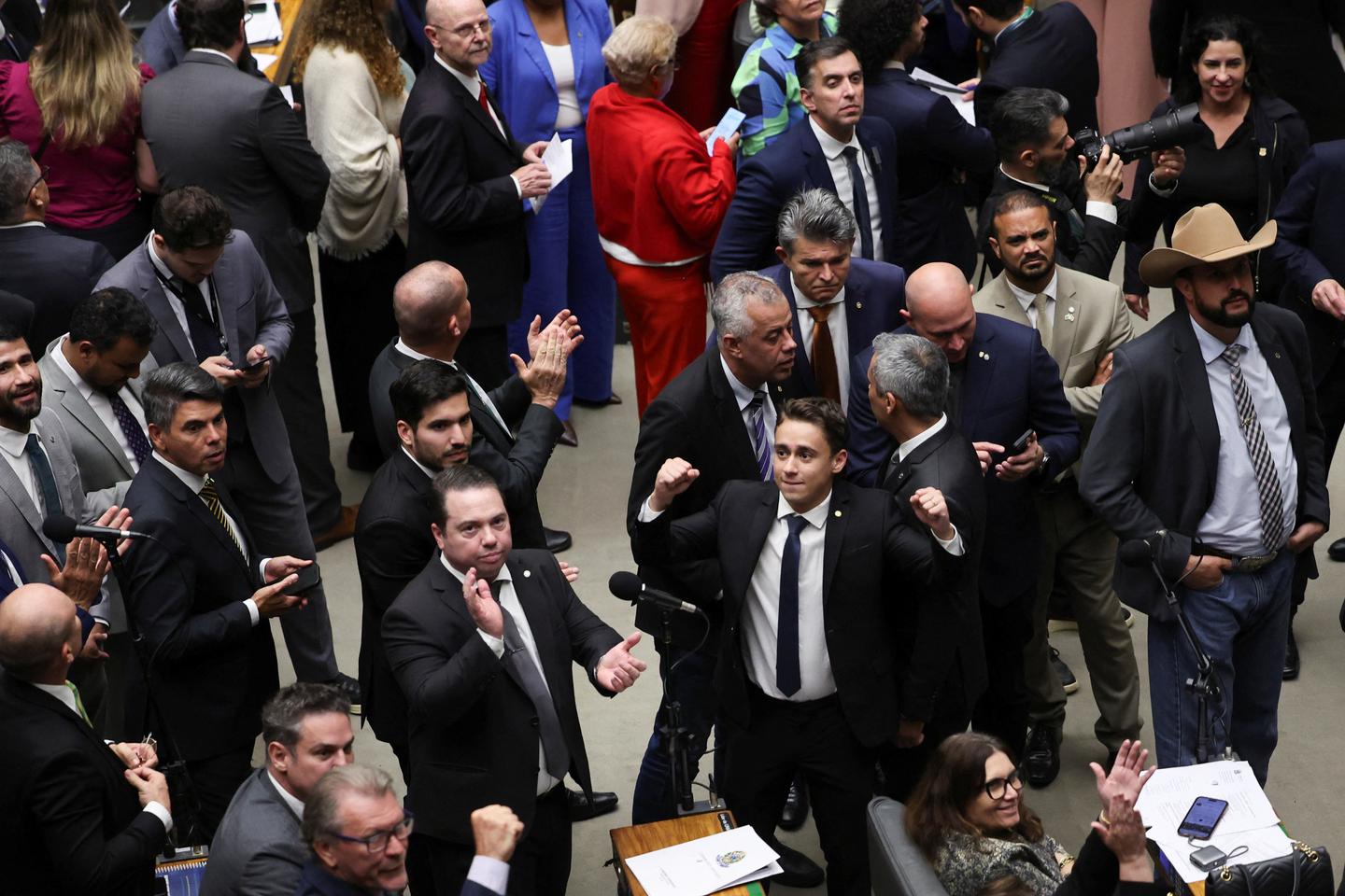 Au BrÃ©sil, les dÃ©putÃ©s adoptent une loi pouvant rÃ©duire fortement la peine de Jair...