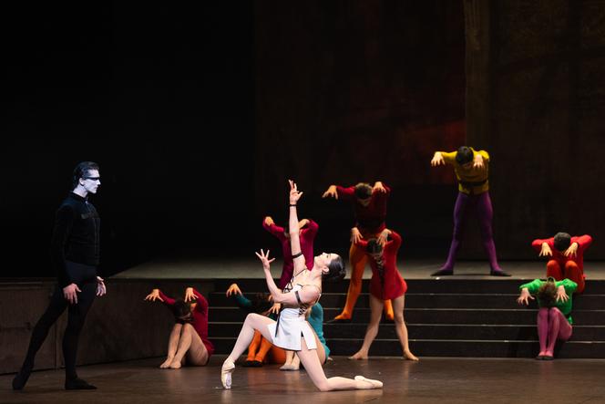 Pablo Legasa (Frollo) et Amandine Albisson (Esmeralda), lors de la prégénérale de « Notre-Dame de Paris », de Roland Petit, à l’Opéra de Paris, en décembre 2025.