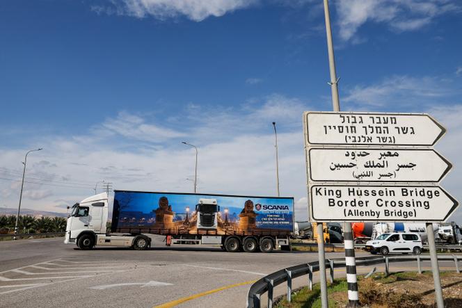Des camions transportant des marchandises en provenance de Jordanie et à destination de la bande de Gaza circulent près du pont Allenby après sa réouverture, en Cisjordanie, le 10 décembre 2025.