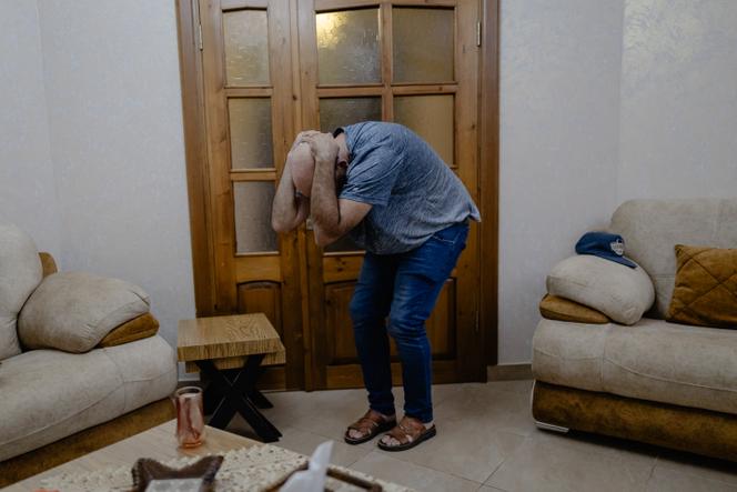 Un prisonnier palestinien montre les différentes positions auxquelles il a été contraint pendant sa détention. Battu presque quotidiennement, il a perdu 58 kilos après onze mois de prison. Il a séjourné dans la prison Ofer et dans celle du Neguev. En Cisjordanie, le 27 septembre 2025. 