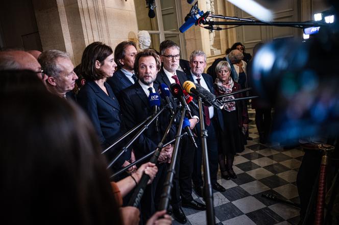 Boris Vallaud (au centre), président des députés socialistes à l’Assemblée nationale, et Olivier Faure (à sa gauche), premier secrétaire du Parti socialiste, dans la salle des Quatre-Colonnes, à l’Assemblée nationale, à Paris, le 9 décembre 2025.