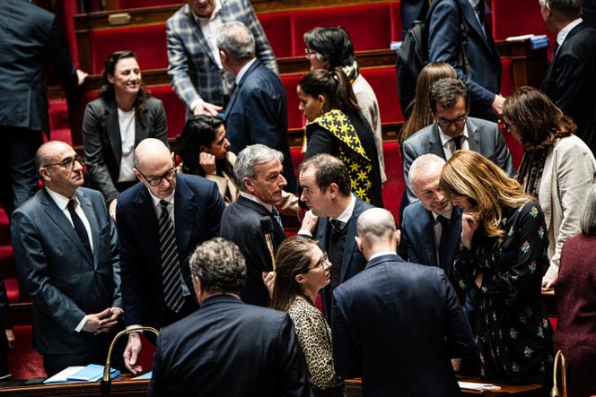 Le premier ministre, Sébastien Lecornu (au centre), à l’Assemblée nationale, à Paris, le 9 décembre 2025.