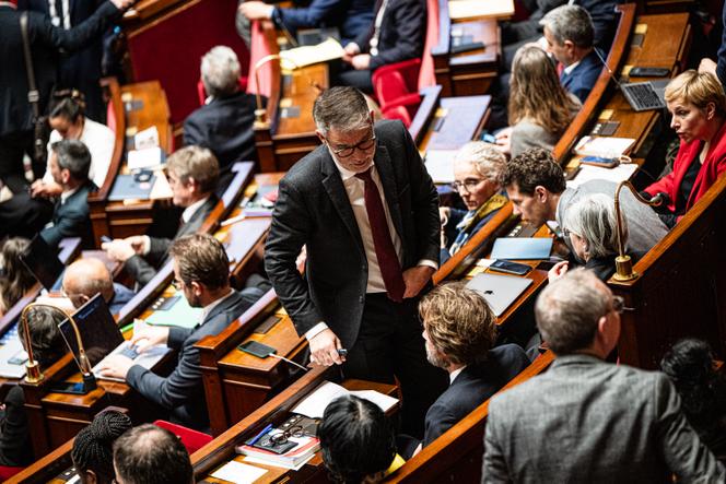 Le premier secrétaire du PS, Olivier Faure, discute avec le président du groupe socialiste à l’Assemblée nationale, Boris Vallaud, lors du vote solennel sur le projet de loi de financement de la Sécurité sociale (PLFSS) pour 2026, à l’Assemblée nationale, à Paris, le 9 décembre 2025.