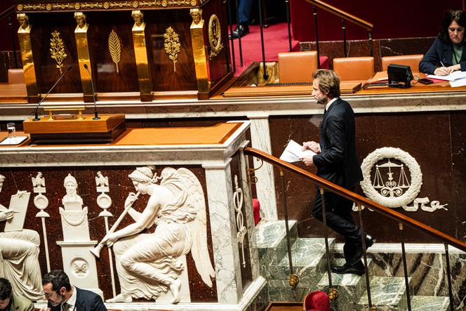 El presidente del Grupo Socialista, Boris Vallaud, durante la votación solemne del proyecto de ley de financiación de la seguridad social para 2026, en la Asamblea Nacional, en París, el 9 de diciembre de 2025.