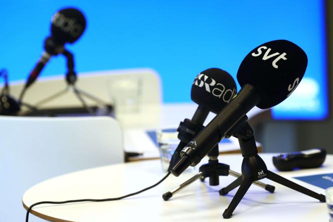 Des microphones de la télévision (Sveriges Television) et de la radio (Sveriges Radio) suédoise publiques, lors du Congrès national des Libéraux, à Linköping, en Suède, le 18 mars 2023.
