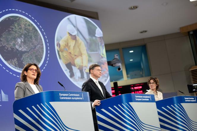 Conférence de presse de Teresa Ribera, vice-présidente exécutive de la Commission européenne, Valdis Dombrovskis, et Jessika Roswall, commissaires européens, sur le paquet environnemental « Omnibus », à Bruxelles, le 10 décembre 2025.