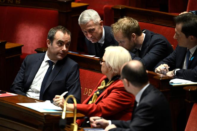 Le premier ministre, Sébastien Lecornu (à gauche), à l’occasion du débat sur la stratégie de défense à l’Assemblée nationale, à Paris, le 10 décembre 2025.