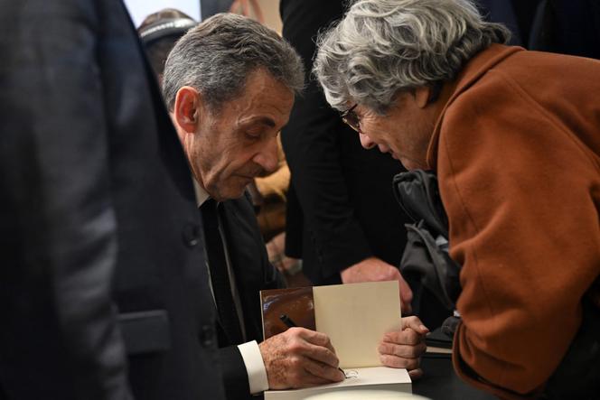 Nicolas Sarkozy dédicace un exemplaire de son livre « Le Journal d’un prisonnier », à Paris, le 10 décembre 2025.