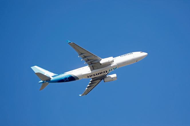 Un avion de la compagnie Air Transat décolle de l’aéroport Paris - Charles-de-Gaulle, le 24 mars 2020.