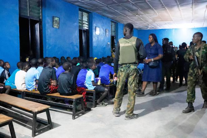 Les élèves libérés de l’école catholique Saint Mary attendent de retrouver leurs parents, dans la communauté de Papiri (Nigeria), le 9&nbsp;décembre 2025.