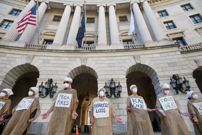 Manifestation contre la dégradation de l’environnement, devant l’Agence de protection de l’environnement américaine, à Washington, le 18 septembre 2025.
