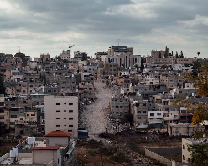 Vue sur le camp de réfugiés de Tulkarem. Des immeubles du camp ont été rasés par l'armée israélienne pour laisser place à de grandes allées traversant le camp. Cisjordanie, le 29 octobre 2025.