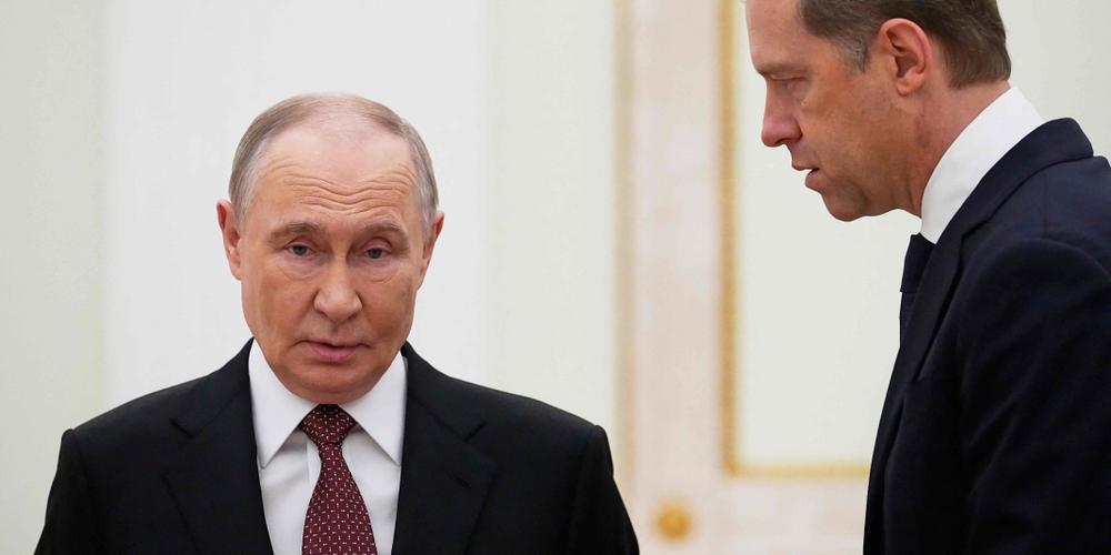 Le président de la Fédération de Russie, Vladimir Poutine, et Denis Mantourov, premier vice-président du gouvernement russe, le 10 décembre 2025. - ALEXANDER ZEMLIANICHENKO/AFP