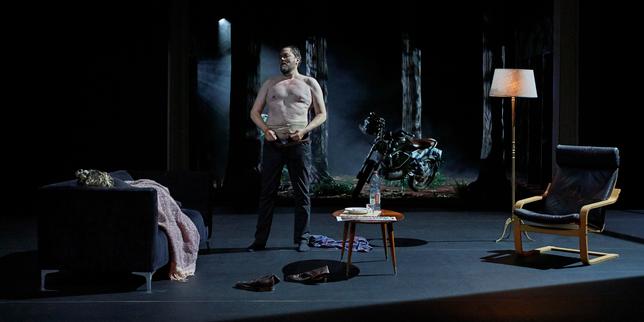 Avec « I Will Survive », spectacle sur les violences conjugales, la troupe des Chiens de Navarre mord fort