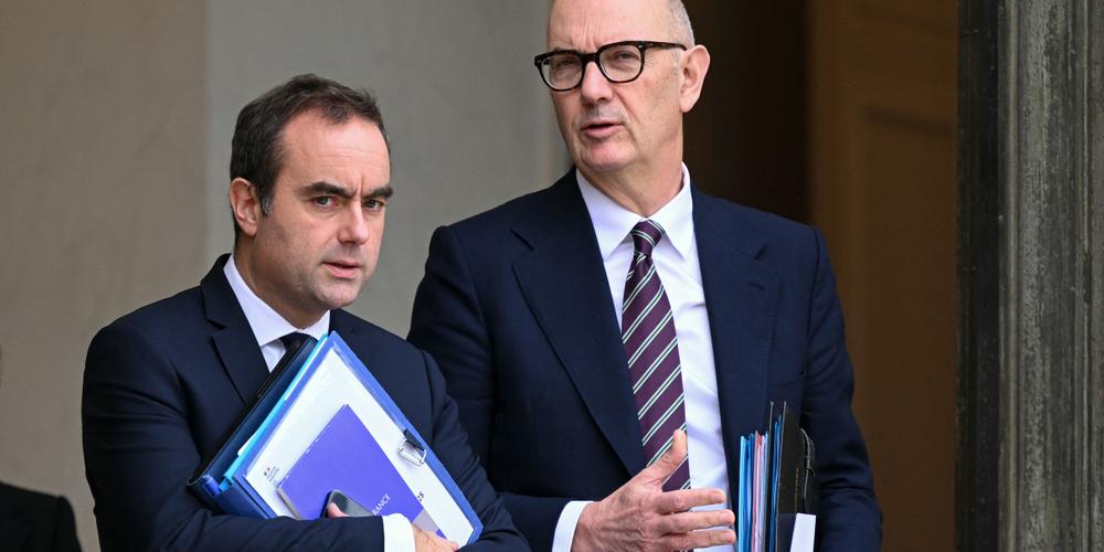 Le premier ministre Sébastien Lecornu et le ministre de l’économie et des finances, Roland Lescure, quittent le palais de l’Elysée à l’issue du conseil des ministres, à Paris, le 10 décembre 2025. - BERTRAND GUAY/AFP