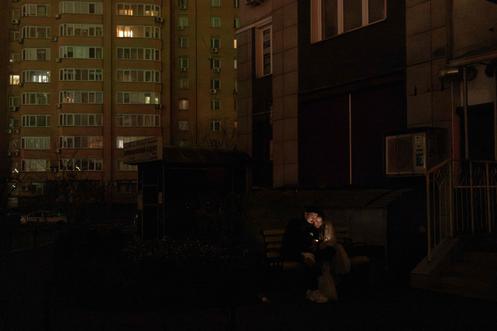 A Kiev, lors d’une des fréquentes coupures de courant imposées par les autorités pour rationner l’électricité, le 10 décembre 2025.