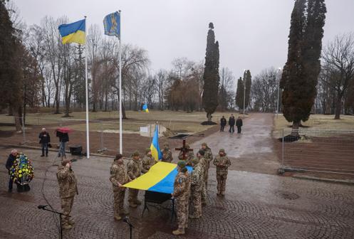 Cérémonie funéraire pour un soldat ukrainien récemment tué lors de combats contre les troupes russes, dans un cimetière militaire nouvellement ouvert, à Lviv, en Ukraine, le 11 décembre 2025.