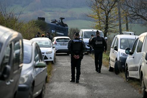 Des gendarmes surveillent un rassemblement d’agriculteurs venus manifester contre l’abattage du troupeau de vaches aux Bordes-sur-Arize, en Ariège, le 11 décembre 2025.