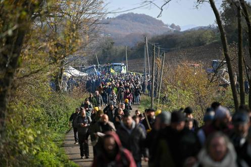 Des agriculteurs se dirigent vers un barrage routier, lors d’une manifestation aux Bordes-sur-Arize, en Ariège, le 11 décembre 2025.