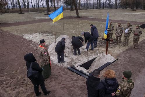 Aux funérailles d’un soldat ukrainien récemment tombé au combat, dans un cimetière militaire nouvellement ouvert à Lviv, en Ukraine, le 11 décembre 2025.