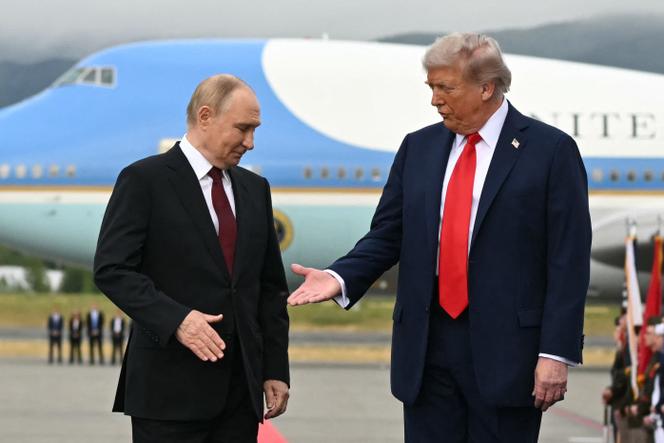 Le président russe, Vladimir Poutine, avec le président américain, Donald Trump, sur le tarmac de la base aérienne conjointe Elmendorf-Richardson à Anchorage, en Alaska, le 15 août 2025.