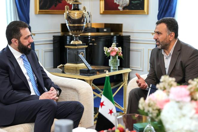 Le président de la Syrie, Ahmed al-Sharaa, et Farid Al-Mazhan, aussi appelé « César », à Paris, le 7 mai 2025. La photo a été diffusée par SANA. 