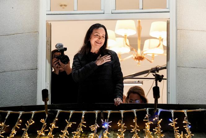 L’opposante vénézuélienne Maria Corina Machado, Prix Nobel de la paix, au balcon du Grand Hotel, à Oslo, le 11 décembre 2025. 
