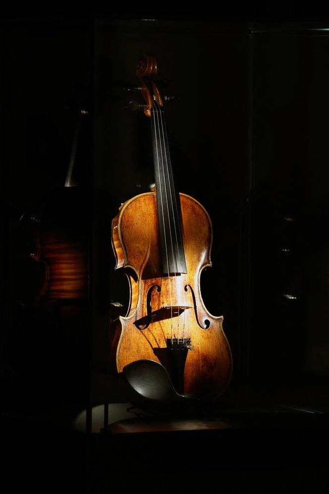 Un violon, fabriqué entre 1727 et 1730 et signé par Bartolomeo Giuseppe Guarneri, dit « del Gesù », est exposé avant sa vente aux enchères chez Artcurial, à Paris, le 11 décembre 2025.