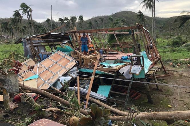 Un habitant dans les ruines de sa maison détruite, près de la ville de Dapa, sur l’île de Siargao (Philippines), le 22 décembre 2021, quelques jours après le passage dévastateur du super typhon Rai.