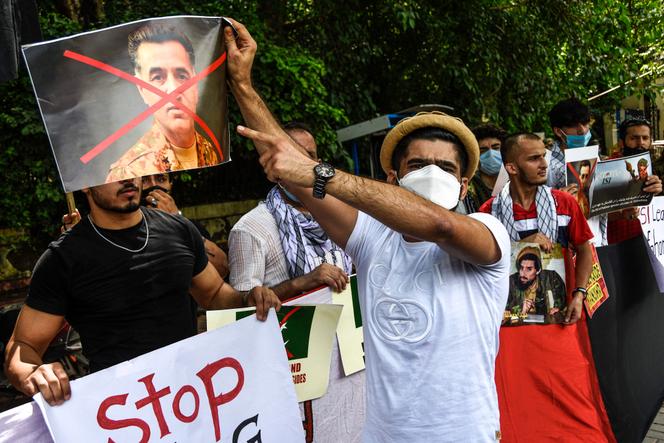 Un manifestant brandit une photo du chef des services de renseignement pakistanais, le lieutenant général Faiz Hameed, lors d’une manifestation à Delhi, en Inde, le 14 septembre 2021.