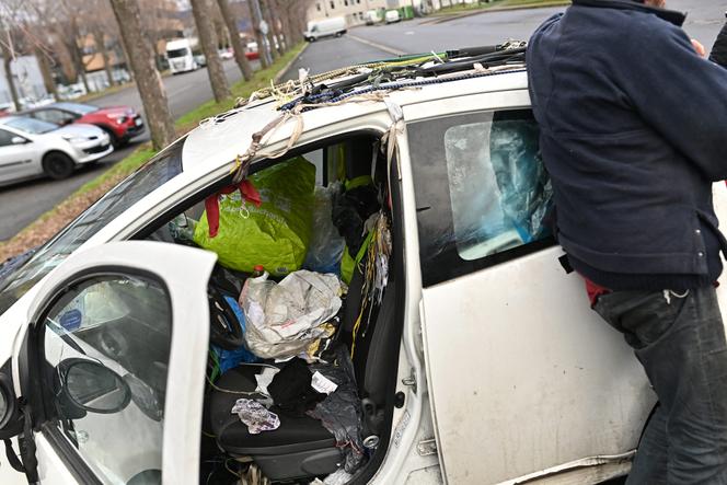 Delante del coche de un hombre que padece el síndrome de Diógenes, en Saint-Étienne, el 18 de enero de 2024.