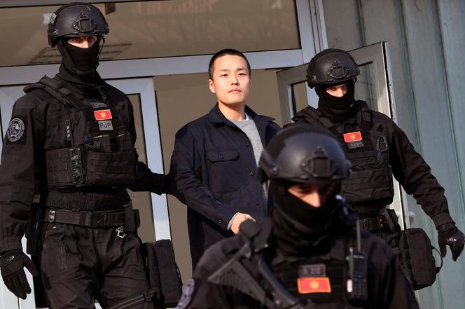 Do Kwon (au centre), escorté par des policiers, à la sortie du tribunal, à Podgorica (Monténégro), le 23 mars 2024.