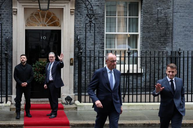 Le premier ministre britannique Keir Starmer, le président ukrainien Volodymyr Zelensky, le président de la République française Emmanuel Macron et le chancelier allemand Friedrich Merz, devant le 10 Downing Street, à Londres, le 8 décembre 2025.