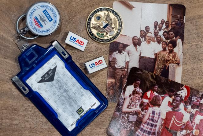 Trois générations au service de l’Usaid : le porte-badge d’Anna Eisenberg, une pièce de monnaie du bureau de l’inspecteur général de l’Usaid remise à sa mère, Cathy Votaw, et des photographies de son grand-père, Albert Votaw, et de sa famille lors de son service pour l’Usaid en Afrique de l’Ouest, vers 1968.  
