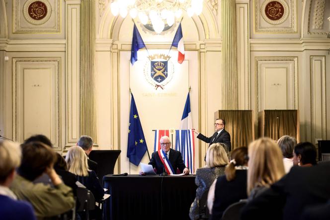 Jean-Pierre Berger, le maire (divers droite) nouvellement élu, lors d’une séance du conseil municipal, à Saint-Etienne, le 11 décembre 2025.