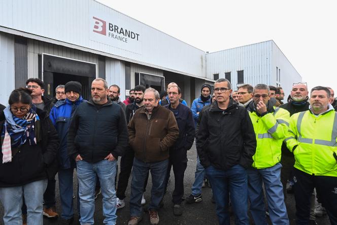 Des employés rassemblés devant l’usine Brandt, à Vendôme (Loir-et-Cher), le 11 décembre 2025.