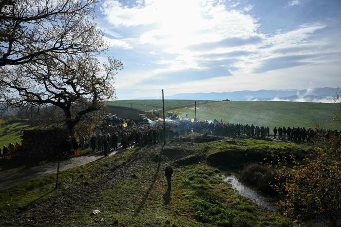 Des agriculteurs se rassemblent lors d’une manifestation pour empêcher l’abattage d’un troupeau de 200 vaches, à la suite de la détection d’un cas de dermatose nodulaire contagieuse, aux Bordes-sur-Arize (Ariège), jeudi 11 décembre 2025.