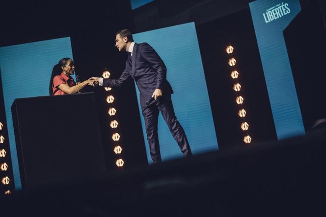 Christine Kelly et Jordan Bardella, président du Rassemblement National, au Casino de Paris lors d’une « soirée des libertés » coorganisée par le groupe médiatique de Vincent Bolloré, à Paris, le 24 juin 2025. 