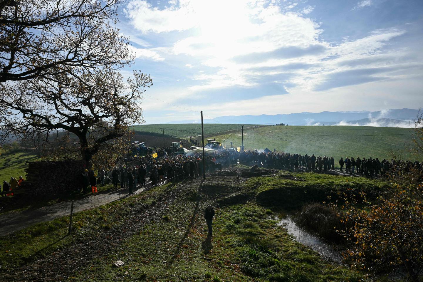 En Ariège, les gendarmes tentent de déloger les manifestants mobilisés pour empêcher l’abattage de vaches dans un élevage touché par la dermatose En Ariège, les gendarmes tentent de déloger les manifestants mobilisés pour empêcher l’abattage de vaches dans un élevage touché par la dermatose