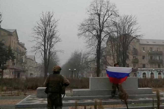 Un soldat brandit un drapeau russe à Pokrovsk, dans la région de Donetsk, en Ukraine, dans cette capture d’écran tirée d’une vidéo diffusée le 1er décembre 2025 par l’armée russe.