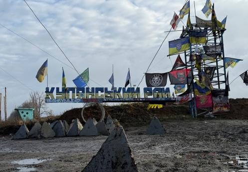 Un panneau routier indique l’entrée de la ville de Koupiansk, en Ukraine, le 12 décembre 2025.
