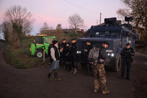 Des gendarmes bloquent l’entrée de la ferme où doit être abattu un troupeau de vaches en raison d’un cas de dermatose nodulaire contagieuse (DNC), aux Bordes-sur-Arize, en Ariège, le 12 décembre 2025.