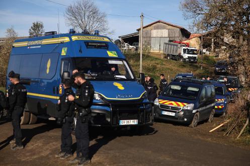 A l’entrée de l’exploitation agricole des Bordes-sur-Arize, en Ariège, le 12 décembre 2025.