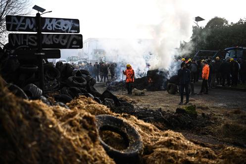 Des agriculteurs du syndicat CR47 (Coordination rurale 47), lors d’une manifestation devant la direction départementale de l’emploi, du travail, des solidarités et de la protection des populations de Lot-et-Garonne, à Agen, le 12 décembre 2025.