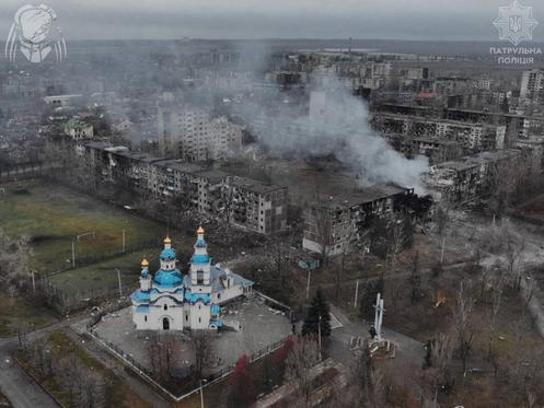 Un quartier résidentiel endommagé par les frappes militaires russes continues, à Kostiantynivka, dans l’oblast de Donetsk, en Ukraine, le 12 décembre 2025.