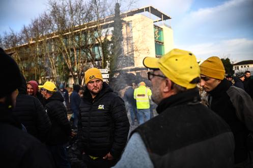 Le président du syndicat CR47, José Perez, devant la direction départementale de l’emploi, du travail, des solidarités et de la protection des populations de Lot-et-Garonne, à Agen, le 12 décembre 2025.